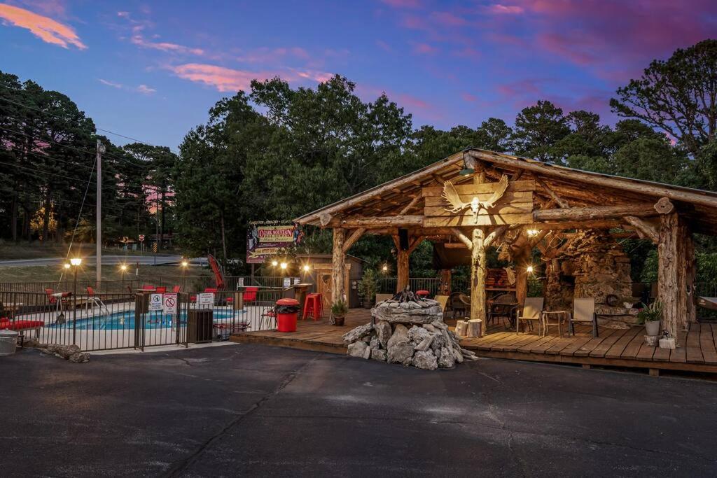 Stonegate Lodge King Bed Wifi 50In Roku Tv Salt Water Pool Room #102 Eureka Springs Eksteriør bilde