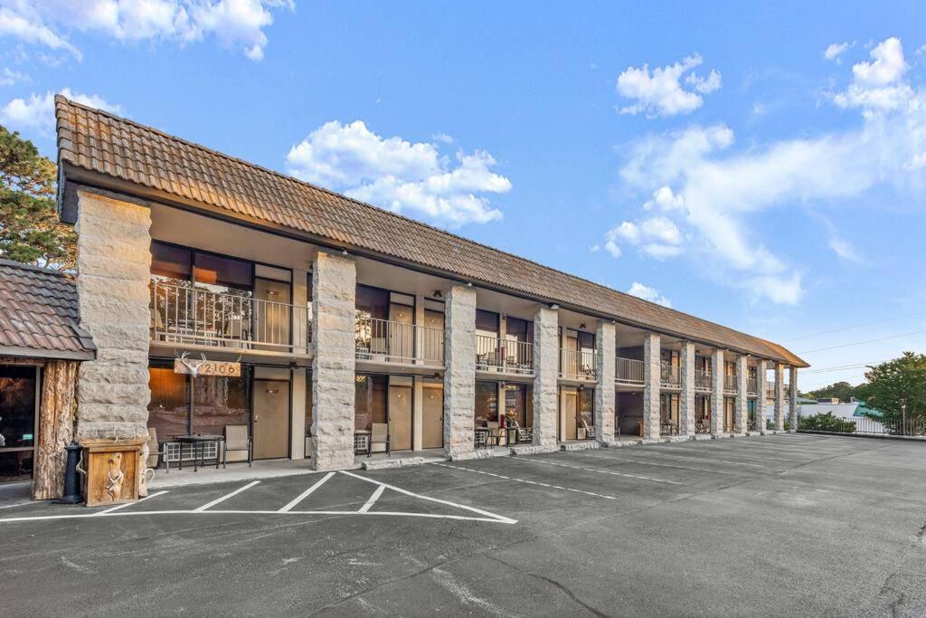Stonegate Lodge King Bed Wifi 50In Roku Tv Salt Water Pool Room #102 Eureka Springs Eksteriør bilde