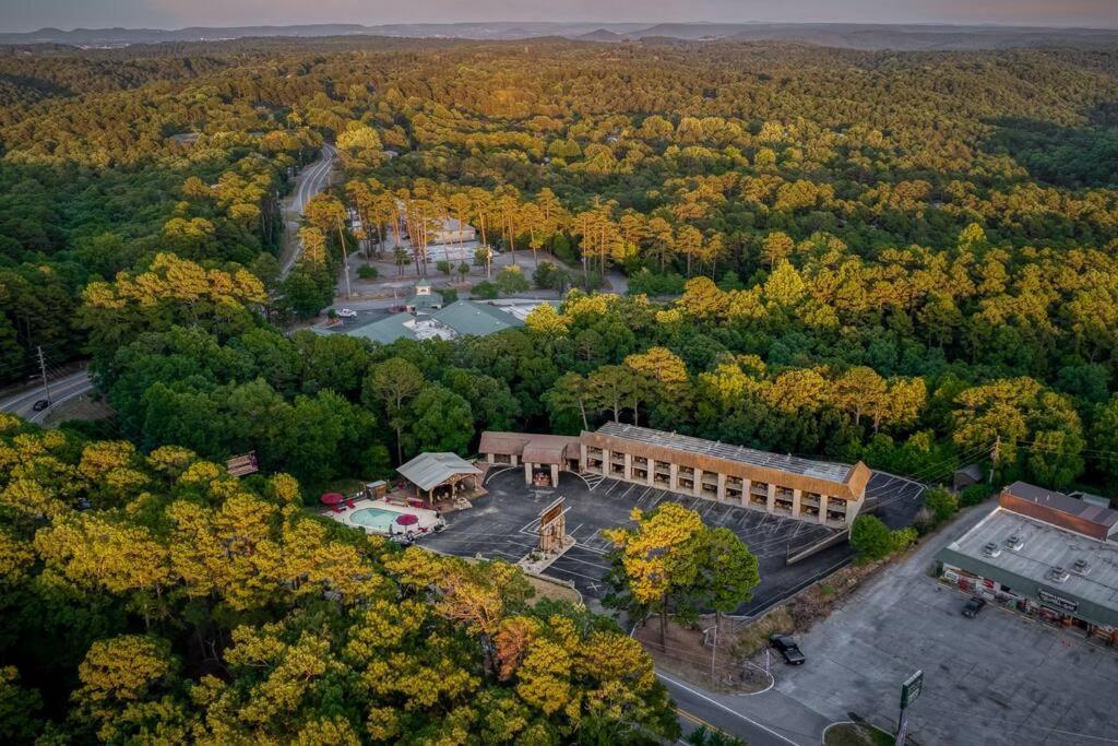 Stonegate Lodge King Bed Wifi 50In Roku Tv Salt Water Pool Room #102 Eureka Springs Eksteriør bilde