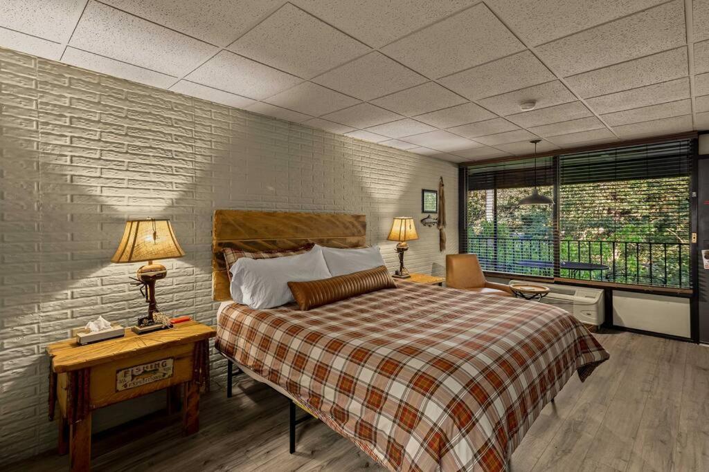 Stonegate Lodge King Bed Wifi 50In Roku Tv Salt Water Pool Room #102 Eureka Springs Eksteriør bilde